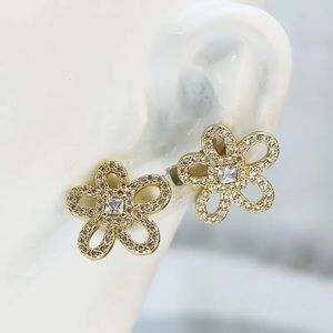 New 18k gold plated flower earrings. Gold color.